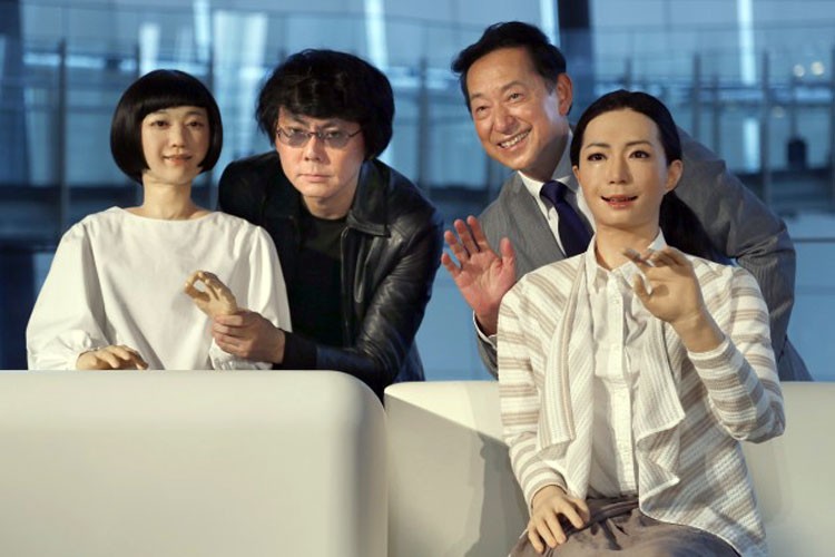 Presentadores de TV son Androides