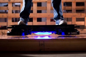Crean la patineta voladora de 'Volver al futuro'
