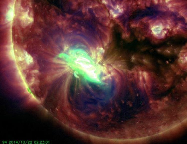 Una gran mancha solar apunta hacia la tierra