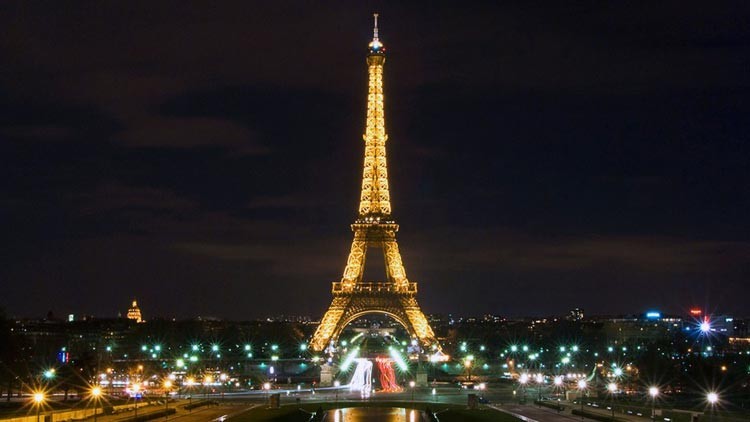 Torre Eiffel estrena su nuevo suelo de cristal