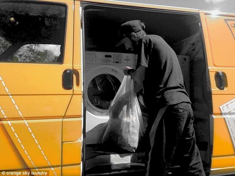 Camioneta es transformada en lavandería gratuita