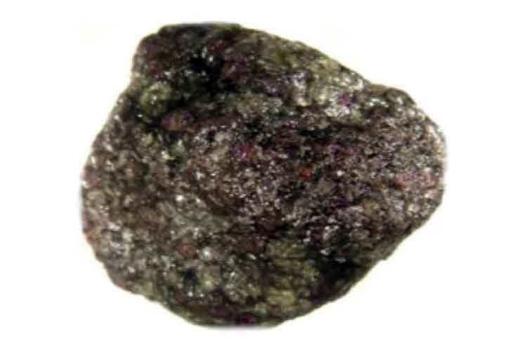 Descubren extraña piedra con 30.000 diamantes