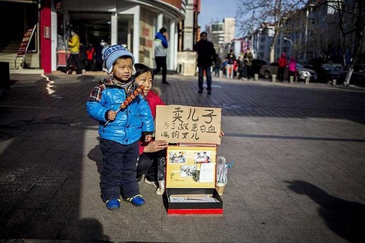 Padres chinos venden al hijo