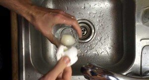 pelar un huevo