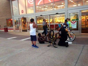 Policía arreglando la bicicleta