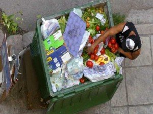 tirar alimentos a la basura