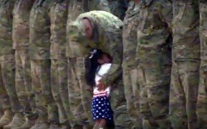Niña interrumpe al ejército