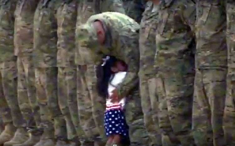 Niña interrumpe al ejército