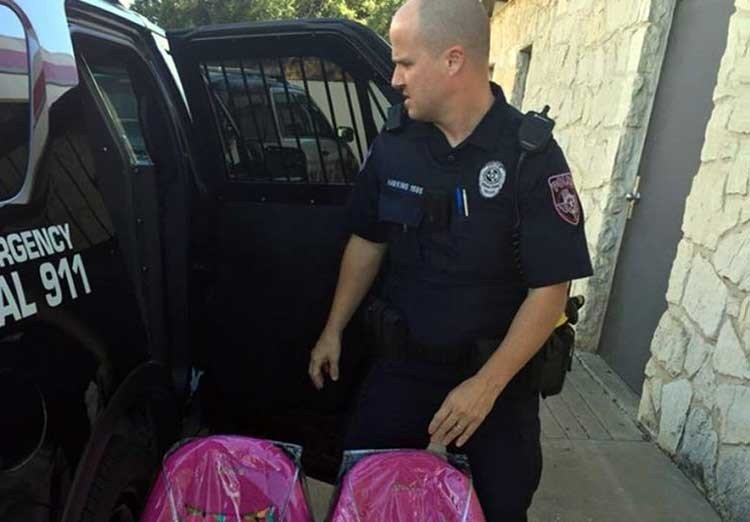 Policía le ayuda
