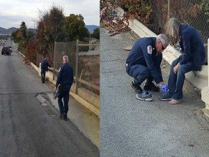 Bomberos paran autobomba para dar zapatos a indigente