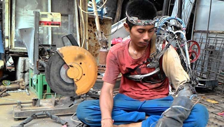 Indonesio desarrolla su propio brazo robótico