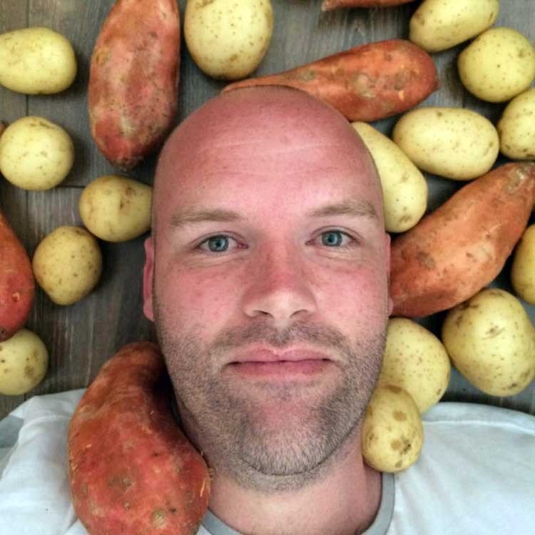 Dieta: desafío de comer solo patatas por un año