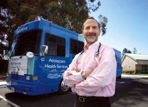 Un médico va con su consultorio móvil a ayudar
