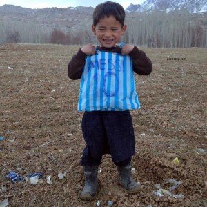 Niño que improviso la camiseta de Messi con una bolsa