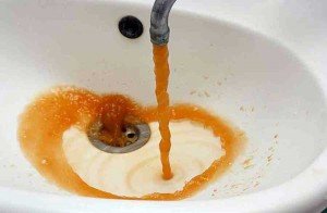 Cañerías viejas envenenan con plomo el agua