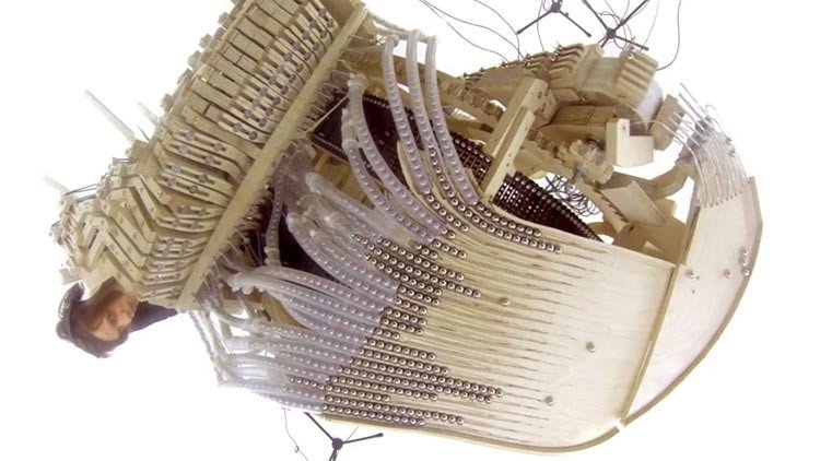Máquina de música utiliza 2.000 canicas