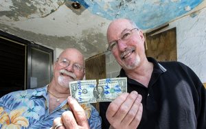 Un billete de un dólar partido los reunió nuevamente
