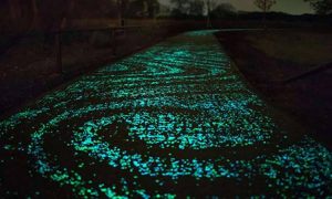 Inventan cemento que ilumina autopistas en México