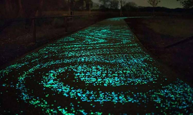 Inventan cemento que ilumina autopistas en México