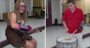 Nació sin una mano y ahora toca música con prótesis