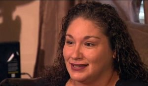 Mujer habla inglés británico después de cirugía