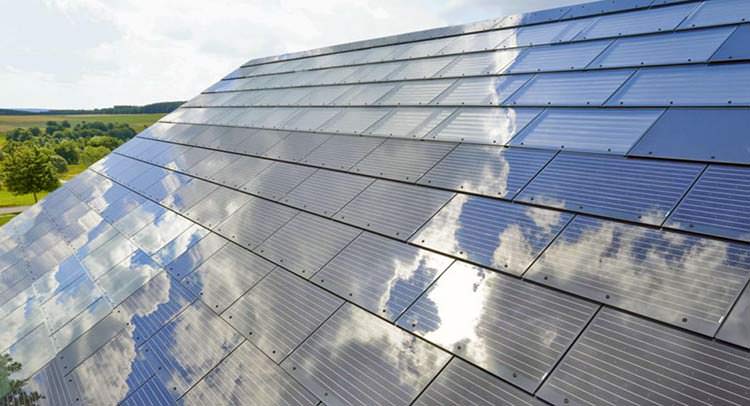 Elon Musk hace tejas que son paneles solares de vidrio