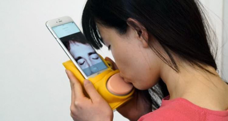 Teléfono que transmite besos sin medir distancia