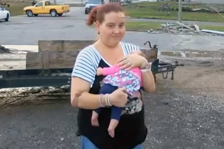 Mamá y bebé fueron chupados por un tornado