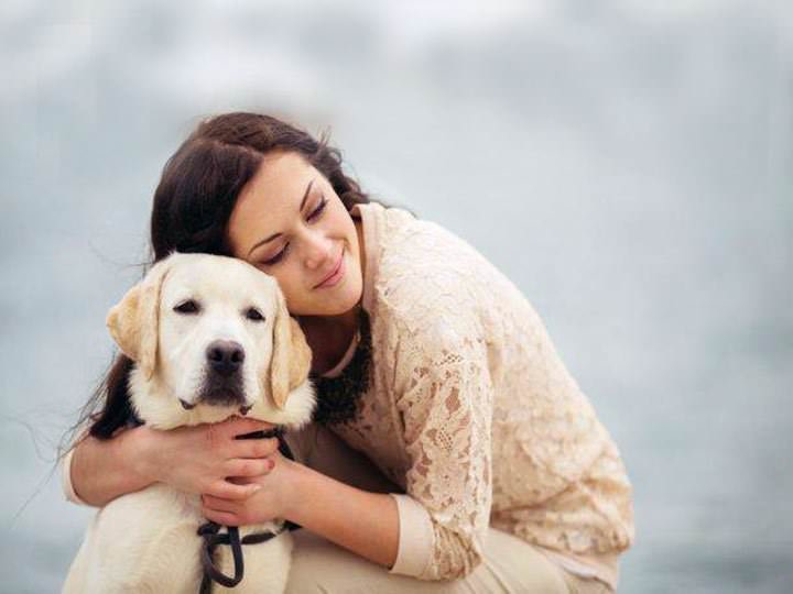 La mujer interpreta mejor los ladridos de perros