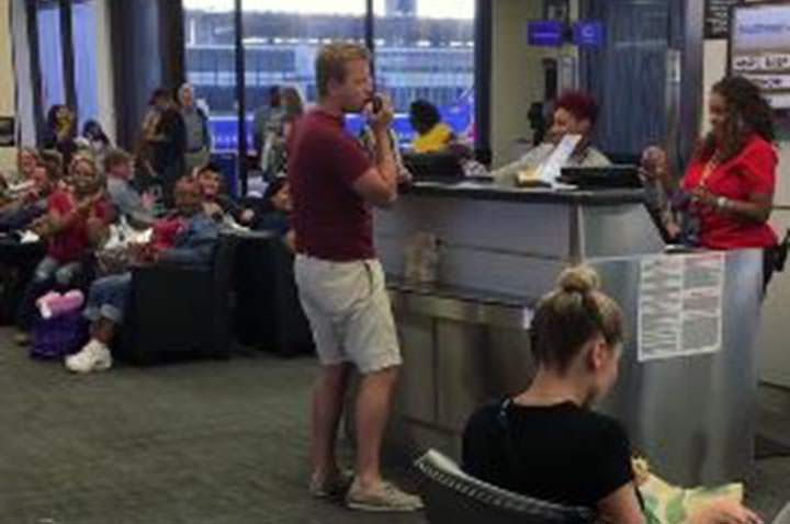 Pasajero de Southwest Airlines canta y baila