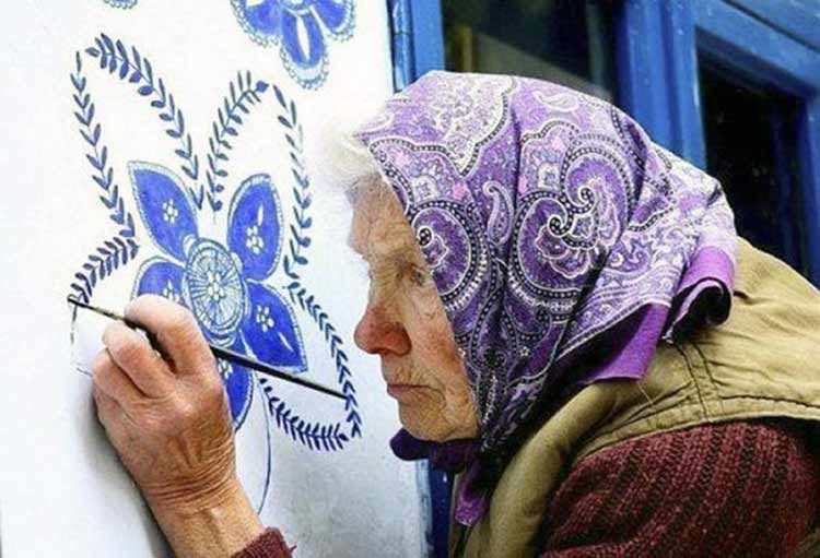 Abuela de 90 años pinta arte puro con sus manos