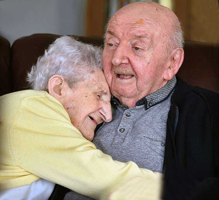 Mamá cuidando a su hijo de 80 años se viraliza