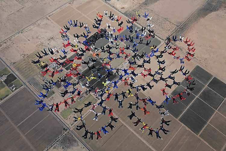 Record Mundial de Paracaidismo - 217 personas -